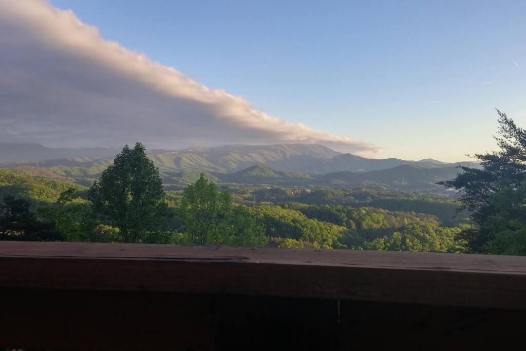 Yogi'S Den: Breathtaking Views! 3 Min To Dollywood, On 1 Acre! Βίλα Sevierville Εξωτερικό φωτογραφία